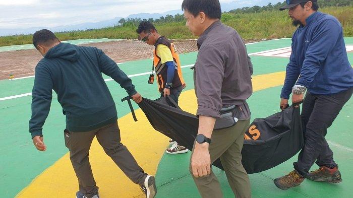 EVAKUASI- Proses evakuasi pendaki pendaki Puncak Gunung Cartenz Pyramid ke Timika, Kabupaten Mimika, Papua Tengah, Minggu (2/3/2025). Foto: istimewa