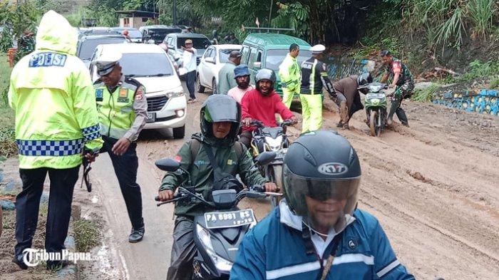 Pengendara motor yang terjatuh dan situasi lalu lintas di Telaga Ria Kampung Asei Kecil Distrik Sentani Timur Kabupaten Jayapura.