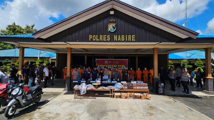 Kapolres Nabire, AKBP Wahyudi Satriyo Bintoro yang didampingi Kasat Reskrim Polres Nabire, AKP Bertu Hardiyka Eka Anwar saat memberi keterangan pers atas hasil pengungkapan kasus pembunuhan berencana yang terjadi di Kampung Poronai, Distrik Wapoga.