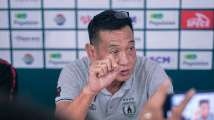 Ketua Umum Persipura, Benhur Tomi Mano mengatakan, manajemen Persipura telah bersepakat dengan pelatih Tony Ho menyudahi kerjasama.