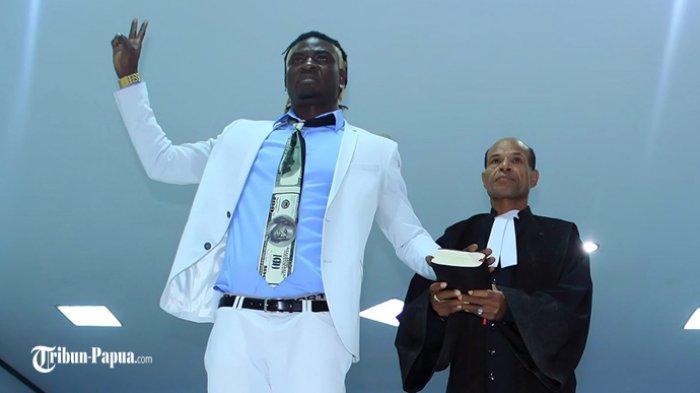 Bio Paulin Pierre, mantan punggawa Persipura Jayapura resmi menjadi Warga Negara Indonesia (WNI), setelah bersumpah/janji pewarganegaraan Republik Indonesia di Kantor Wilayah Kementrian Hukum dan HAM Provinsi Papua, di Kota Jayapura, Senin (23/3/2015).