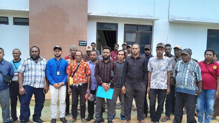 Kuasa Hukum Penggugat, Kaitanus FX Mogahai bersama puluhan masyarakat Mahuze Kewam di Pengadilan Negeri Merauke