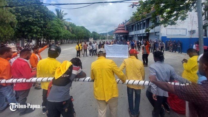 Sejumlah mahasiswa Universitas Cenderawasih (Uncen) saat melakukan orasi menolak kehadiran calon presiden nomor urut 3, Ganjar Pranomo yang bakal melakukan kuliah umum di universitas tersebut.