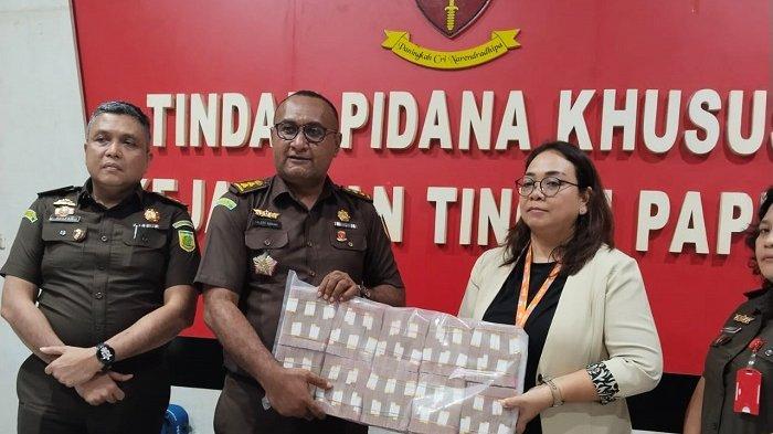 Dana PON XX Papua senilai Rp3 miliar yang disita Kejaksaan Tinggi (Kejati) Papua diserahkan langsung ke bank BNI untuk disimpan sebagai barang bukti./ Taniya Sembiring