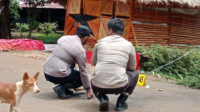 Polisi saat melakukan olah tempat kejadian perkara (TKP) meledaknya bom di rumah Pengurus Majelis Pertimbangan Organisasi Aliansi Jurnalis Independen Indonesia (AJI) dan juga jurnalis senior di Papua, Victor Mambor pada, Senin (23/1/2023) dini hari di Kota Jayapura.