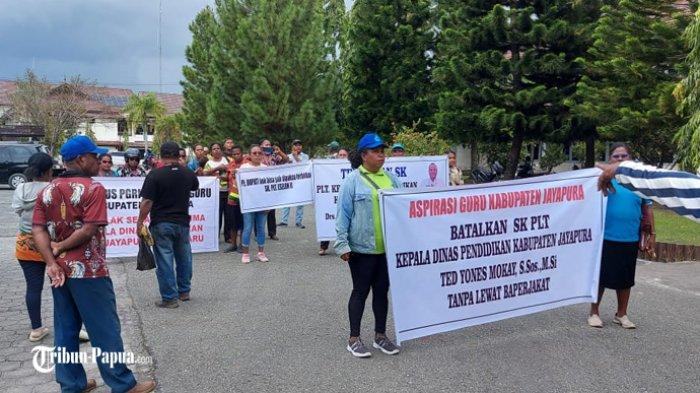 Puluhan guru melakukan aksi demo damai di Kantor DPRD Kabupaten Jayapura, Papua, Kamis (23/11/2023). Ikhwal kedatangan para guru tersebut karena pergantian Eqbert Kopeuw dari jabatan Plt Kepala Dinas Pendidikan Kabupaten Jayapura yang menurut sejumlah guru tersebut tidak tepat.
