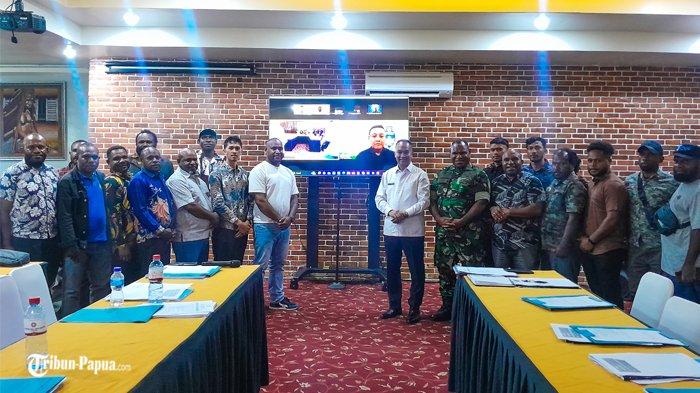 Pj Gubernur Velix Fernandi Wanggai didampingi Plt Ketua PSSI Papua Pegunungan, Dandom 1702 Jayawijaya Letkol CPN Athenius Murip bersama Ketua KONI Papua Pegunungan saat menyerakan surat keputusan Askab Anggota PSSI 8 Kabupaten se-Provinsi Papua Pegunungan.