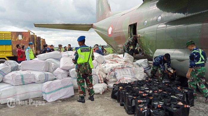 Tampak logistik bantuan dari Kemensos untuk korban cuaca ektrim di Kabupaten Puncak saat tiba di Bandara Mozes Kilangin Timika, Senin (24/7/2023).