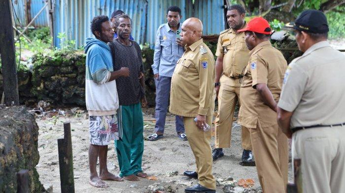 Pj Bupati Sarmi Markus Mansnembra saat meninjau rumah warga yang terdampak musibah banjir rob.