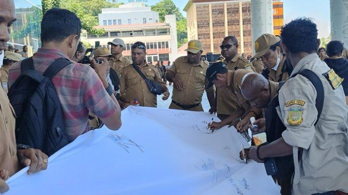 Penjabat Gubernur Papua Ridwan Rumasukun, Penjabat Sekretaris Daerah Papua Y Derek Hegemur, dan Kepala Biro Ortal Papua yang juga merangkap Penjabat Ketua PKK Papua Linda Stelda Onibala diminta turun dari jabatannya. Seruan itu dilakukan oleh ratusan ASN Papua yang menggelar aksi demonstrasi di depan Kantor Gubernur Papua, Jalan Sao Siu di Jayapura, Senin (25/3/2024).