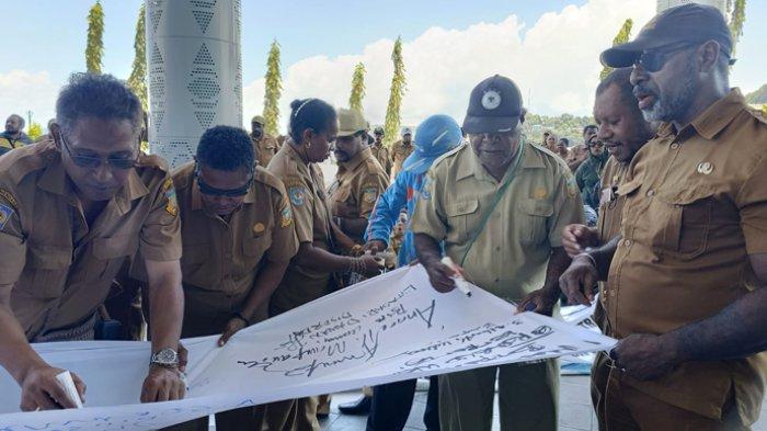 Ratusan Aparatur Sipil Negara Provinsi Papua yang tergabung dalam Forum Solidaritas ASN dan Masyarakat Papua (SAMP) me-warning Pj Gubernur Papua Ridwan Rumasukun untuk tidak boleh lagi melakukan pergantian atau rotasi pemerintahan dalam waktu dekat karena hanya akan mengacaukan sistem pemerintahan.