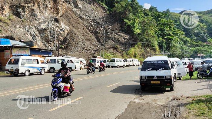 PEMALANGAN - Sejumlah sopir angkot memarkir mobil angkutannya di sepanjang ruas Jalan Raya Abepura Sentani, tepatnya di depan Terminal Expo Waena Tipe B, Senin (26/7/2021).