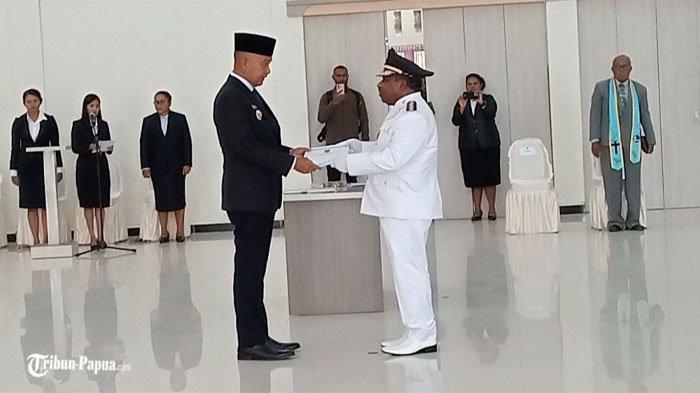 Pj Gubernur Papua Pegunungan Dr. Velix Fernando Wanggai menyerahkan SK Pelantikan kepada Pj Bupati Lanny Jaya Alpius Yigibalom.