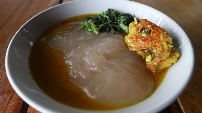 Papeda yang disajikan dengan kuah kuning di restoran Kombrof, Jayapura, Papua, Selasa (28/9/2021).