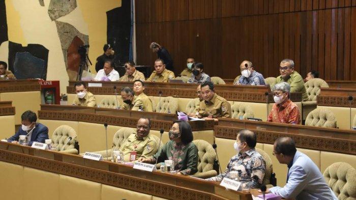Wamendagri John Wempi Wetipo, Menkeu Sri Mulyani Indrawati, hingga Menteri PPN/Bappenas Suharso Monoarfa terlihat saat Komisi II DPR RI dan Pemerintah rapat pengambilan keputusan tingkat I di Kompleks Parlemen Senayan, Jakarta, Selasa (28/6/2022). Dalam rapat itu, DPR dan Pemerintah nampaknya telah masuk pada detik-detik penetapan UU DOB Papua.
