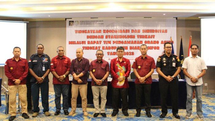Dalam rangka memperkuat sinergitas dengan stakeholder terkait di wilayah Kabupaten Biak Numfor, Jumat (29/9/2023) Kantor Imigrasi Kelas II gelar rapat Tim Pengawasan Orang Asing Kabupaten Biak Numfor. Kegiatan tersebut berlangsung di Aula Auki Hotel Swissbell Cenderawasih Biak.