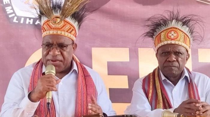 Bapaslon John Wempi Wetipo dan Ausilius You saat memberikan keterangan pers usai melaksanakan pendaftaran, di Kantor KPU Papua Tengah, Jdi Jalan Drs A Gobay Nabire.