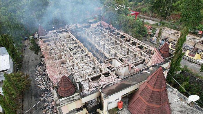 Gedung D Kantor Bupati Jayapura yang terbakar.