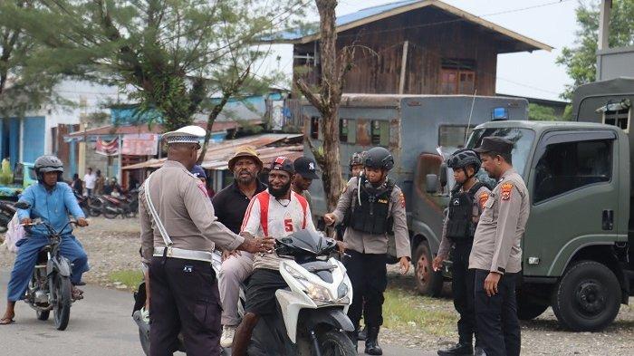 PATROLI GABUNGAN-Menjelang putusan Mahkamah Konstitusi terkait sidang PH, personel Polres Yahukimo bersama TNI menggelar razia, Selasa,(4/2/2025). Foto: Humas Polda Papua
Patroli gabungan dan razia ini di lakukan untuk memberikan rasa aman kepada Masyarakat
Foto : Humas Polda Papua