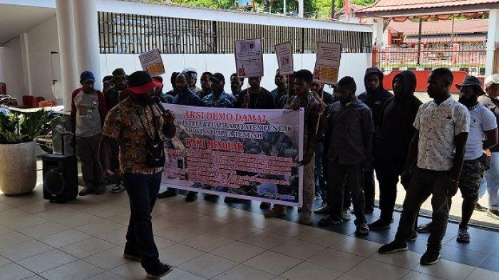 HASIL SELEKSI DPRK PAPUA TENGAH: Belasan orang yang tergabung dalam Forum Intelektual Kabupaten Puncak saa gelar aksi damai dan menolak hasil DPRK Provinsi Papua Tengah, yang diduga tidak memuaskan. Aksi ini dilaksanakan di halaman Kantor Gubernur Papua Tengah, Jalan Merdeka Kabupaten Nabire, Kamis, (6/2/2025). Foto: Tribun-Papua.com/Calvin Lois Erari