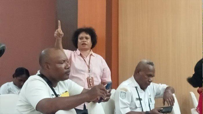 Mantan Staf di Dinas PUPR Mimika, Florida E Maniagasi (berdiri) yang diroling Bupati Eltinus Omaleng.
