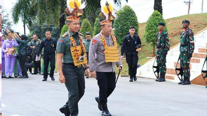 Panglima TNI, Jenderal TNI Agus Subiyanto, dan Kapolri, Jenderal Polisi Listyo Sigit Prabowo, melakukan kunjungan kerja ke Provinsi Papua,Jumat (8/12/2023).