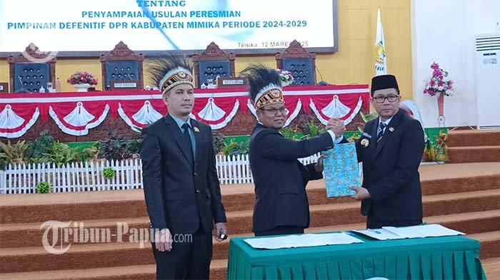RAPAT PARIPURNA - Suasana rapat paripurna Dewan Perwakilan Rakyat (DPR) Kabupaten Mimika tentang penyampaian usulan peresmian pimpinan defenitif DPR Kabupaten Mimika periode 2024-2029, Rabu (12/3/2025).