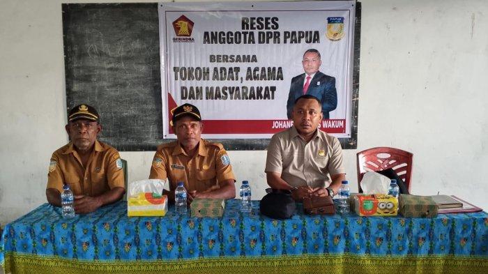 RESES DPR PAPUA - Anggota Komisi II DPR Papua Johanes Markus Wakum (kanan) berdialog dengan masyarakat di Kabupaten Biak Numfor dan Supiori, pekan lalu. Kader Partai Gerindra fokus mendorong kesejahteraan masyarakat melalui program ekonomi kerakyatan. (Dok. Pribadi)