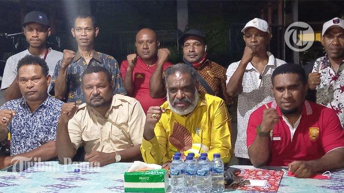 Abisai Rollo (tengah) dan seluruh anggota badan pengurus Aliansi Pemuda Papua, di Kotaraja, Kota Jayapura, Papua, Minggu (12/06/2022) malam.