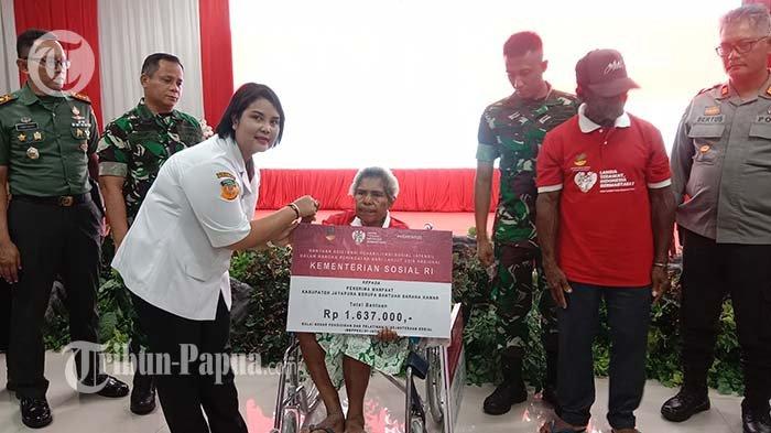 Asisten 1 Bidang Pemerintah Sekretariat Daerah Kabupaten Jayapura Elvina Situmorang saat menyerahkan bantuan sarana kamar kepada salah satu lansia di acara Hari Lansia Nasional di jalan Kemiri, Sentani, Distrik Sentani, Kabupaten Jayapura