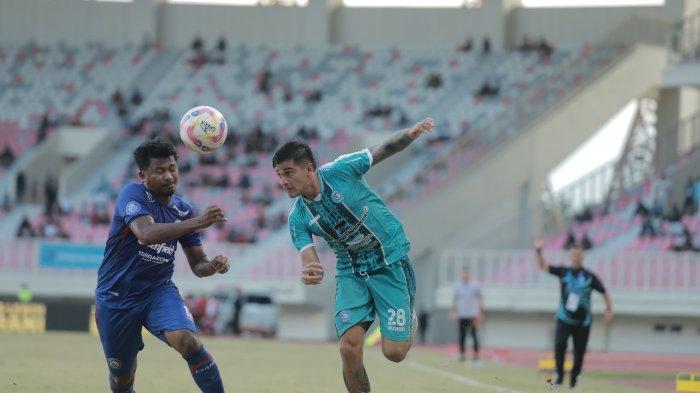 BEREBUT BOLA - Gelandang PSBS Biak Abel Arganaraz berebut bola dengan pemain Arema FC dalam laga pekan ke-33 Liga 1 di Stadion Lukas Enembe, Jayapura, Papua, Minggu (18/5/2025) sore. Tuan rumah PSBS gagal merebut poin penuh setelah ditahan imbang 2-2. (Dok. Media Officer PSBS)