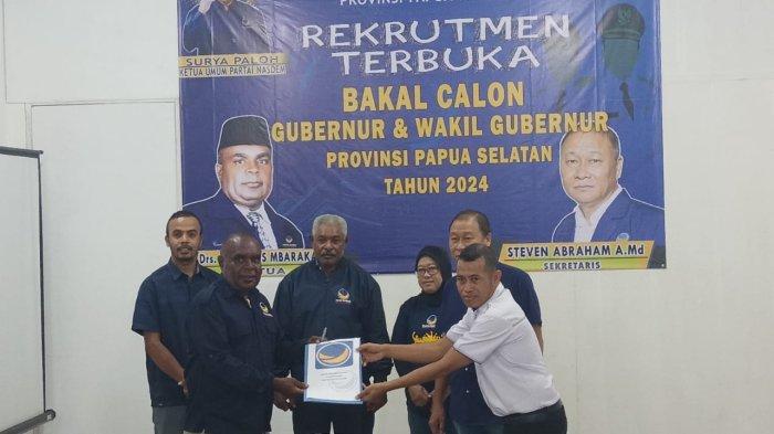 Bakal Calon Gubernur Papua Selatan, Romanus Mbaraka, mengembalikan berkas pendaftaran dirinya di kantor DPW Partai Nasdem di Merauke.