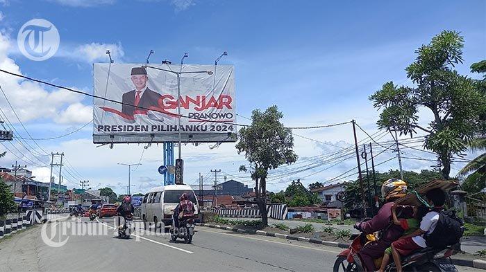 Baliho bakal calon presiden dari PDI Perjuangan, Ganjar Pranowo terpampang di Jalan raya Sentani, Kabupaten Jayapura, Papua, Selasa (3/10/2023).