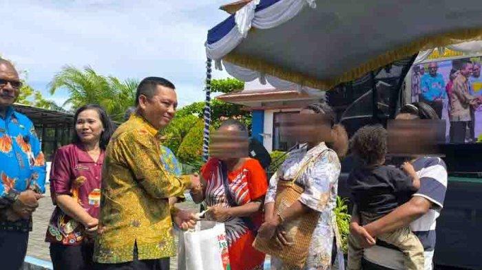 Pj Gubernur Papua Ramses Limbong saat menyerahkan paket bantuan kepada salah satu keluarga yang beresiko stunting