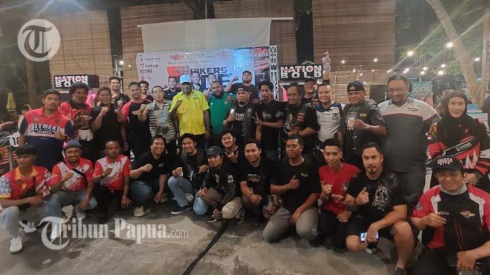 Bikers Zone Community part II di Kafe Titik Temu di kawasan Jembatan Youtefa, Pantai Holtekamp Jayapura, Papua, pada Sabtu (22/6/2024) malam. Tampak Ketua DPRD Kota Jayapura pose bersama para bikers pada iven yang diinisiasi Jayapura Tiger Motor Club ( JTMC) Papua.