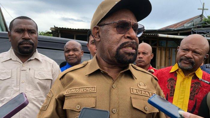 DISIPLIN ASN - Bupati Jayapura Yunus Wonda meminta ASN di lingkungan Pemkab Jayapura tingkatkan layanan kepada masyarakat serta bekerja dengan hati