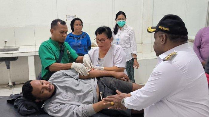 Bupati Yahukimo Didimus Yahuli sedang menjenguk salah satu Nakes yang menjadi korban penganiayaan di Distrik Amuma, pada Selasa (31/10/2023). Saat ini seluruh korban berada di RSUD Dekai, Kabupaten Yahukimo, Papua Pegunungan, Rabu (1/11/2023)(KOMPAS.com/Dhias Suwandi)
