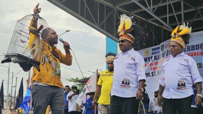 BURUNG CENEDERAWASIH - Tokoh pemuda Papua Tengah, Septinus Tipagau menyerahkan burung Cenderawasih hidup kepada pasangan calon Gubernur Papua Tengah, Willem Wandik dan Calon Wakil Gubernur Papua Tengah, Aloysius Giyai (WaGi) saat kampanye akbar di Taman Gizi, Oyehe, Distrik Nabire Kota, Kabupaten Nabire, Kamis (21/11/2024).