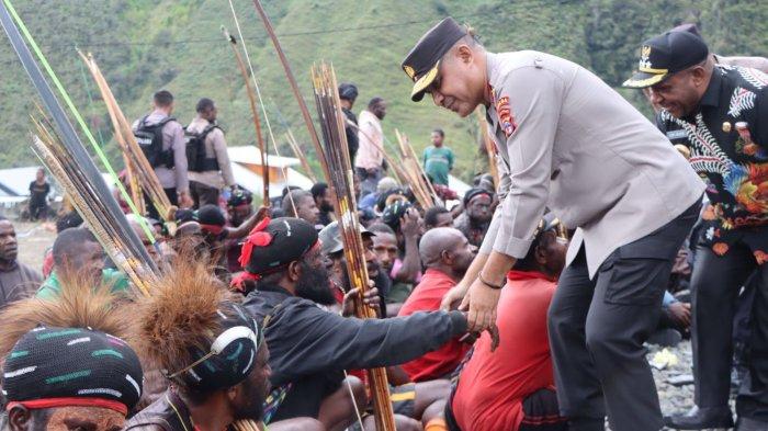 DIALOG DAMAI - Suasana pertemuan Kapolda Papua Tengah Brigjen Alfred Papare dengan masyarakat pendukung paslon yang saling serang di Kabupaten Puncak Jaya, Kamis (6/2/2025). Dok. Humas Polres Puncak Jaya