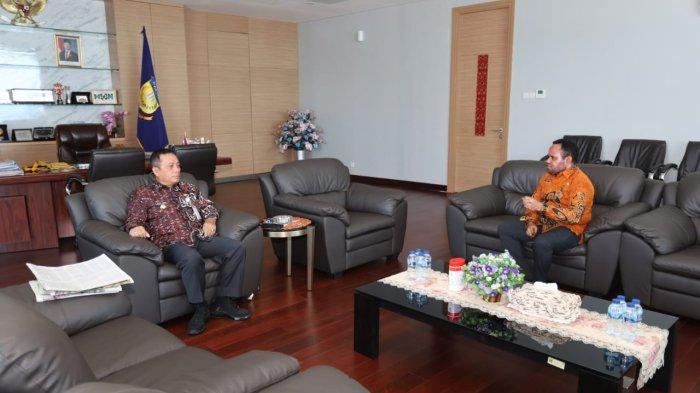 AUDIENSI - Kepala Badan Kepegawaian Daerah (BKD) Provinsi Papua, Marthen Kogoya menghadap Pj Gubernur Papua, Ramses Limbong di Jayapura, Jumat (7/3/2025). Marthen kembali ke Jayapura untuk melanjutkan tugas pasca-berakhirnya masa jabatan sebagai Pj Bupati Tolikara.
