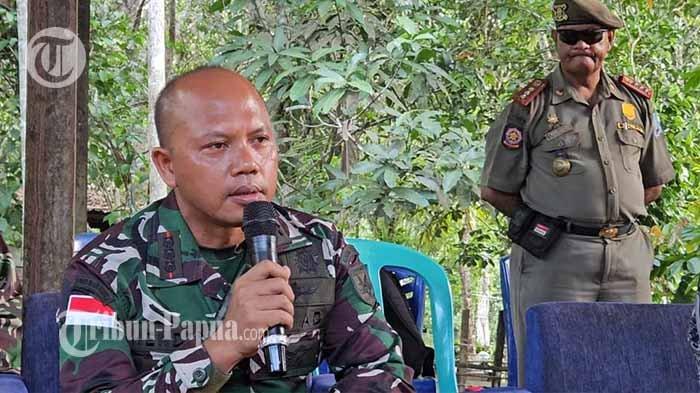 Dandim 1701 Jayapura, Letkol Inf Henry Widodo saat memberikan keterangan pers kepada awak media termasuk Tribun-Papua.com, di Kampung Kwansu.