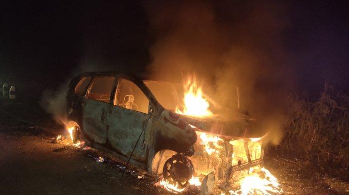 DIBAKAR - Kondisi Mobil Polisi yang hangus terbakar usai dibakar oleh dua pemuda berinisial EF (18) dan MP (45) diĀ Koya Kosso, Kota Jayapura.