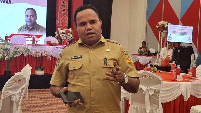 MUSREMBANG PAPUA PEGUNUNGAN - Kepala Badan perencanaan pembangunan riset dan inovasi daerah (Bapperida) Provisnsi Papua Pegunungan, Marthen Kogoya meninjau persiapan lokasi musrembang se-Papua Pegunungan di Wamena, Senin (5/5/2025).