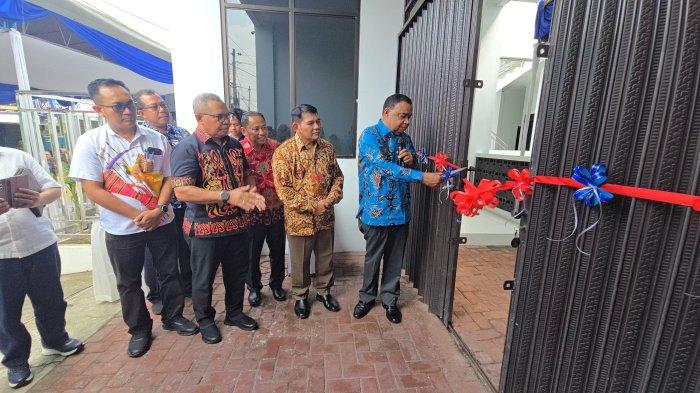 PERESMIAN ASRAMA - Foto Bupati Kepulauan Yapen Benyamin Arisoy saat menggunting pita, tanda diresmikannya Asrama Mahasiswa asal Kepulauan Yapen di Kota Studi Yogyakarta, Minggu (25/5/2025).