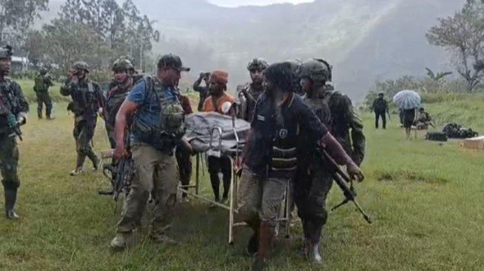 EVAKUASI KORBAN KKB - Aparat gabungan TNI-Polri, saat melakukan evakuasi terhadap salah satu guru yang meninggal dunia pasca penyerangan dari KKB di Distrik Anggruk, Kabupaten Yahukimo, Papua Pegunungan, Minggu (23/3/2025).(KOMPAS.COM/Dok Operasi Gabungan TNI-Polri)