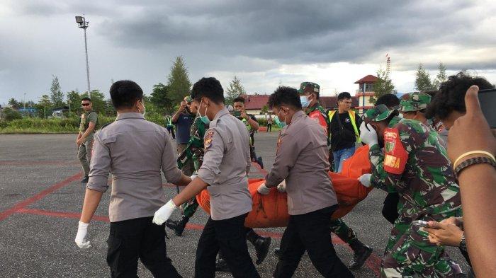 EVAKUASI KORBAN KKB - Tim gabungan Ops Damai Cartenz-2025 bersama TNI berhasil mengevakuasi dua jenazah dulang emas korban pembunuhan oleh KKB ke Dekai Yahukimo, Papua Pegunungan, Jumat (11/4/2025). Dok. SATGAS HUMAS DAMAI CARTENZ
