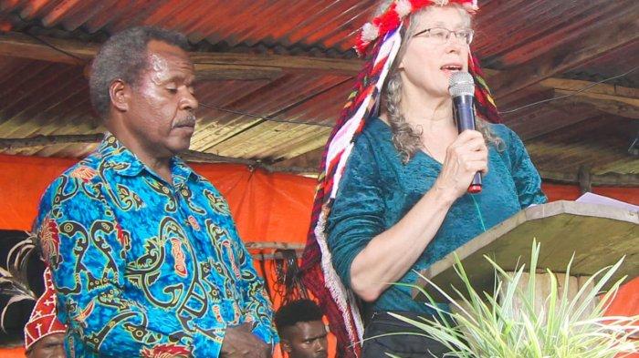 Elisabeth Bromley didampingi Pegiat HAM, Theo Hesegem saat membacakan sejarah injil masuk di Minimo Lembah Baliem, Kabupaten Jayawijaya, Papua Pegunungan.