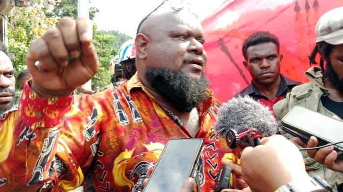 Emanuel Gobai Direkrut lembaga Bantuan hukum (LBH) Papua saat memberikan keterangan pers terkait unjuk rasa yang digelar KNPB yang menolak transmigrasi di Papua, Jumat (15/11/2024).