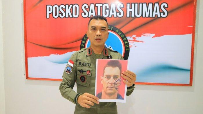 FOTO KORBAN - Kasatgas Humas Operasi Damai Cartenz-2024, Kombes Pol Bayu Suseno menunjukkan foto korban, pilot helicopter yang menjadi korban keganasan KKB.