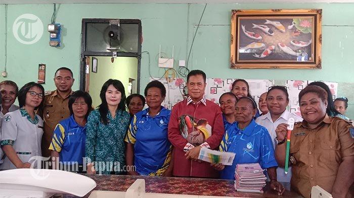 Foto bersama Penjabat Gubernur Papua, Ridwan Rumasukun (batik merah), Penjabat Bupati Jayapura, Triwarno Purnomo, dan Penjabat Ketua TP PKK Papua Linda Onibala, kader Posyandu BTN Polda di Doyo Baru, Distrik Waibu, Kabupaten Jayapura